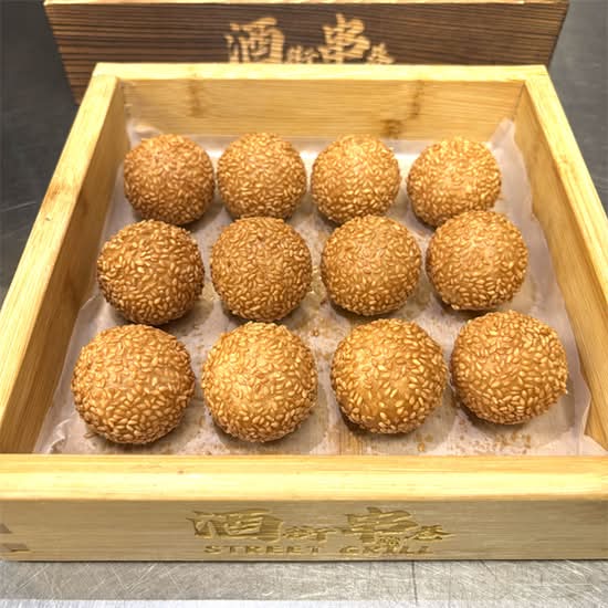 豆沙芝麻球 Fried Sesame Balls Suffed w/ Red Bean Paste